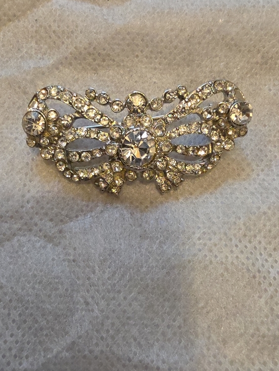 Accessories - VIntage, silver-tone crystal rhinestone brooch with an ornate bow or wing-like f